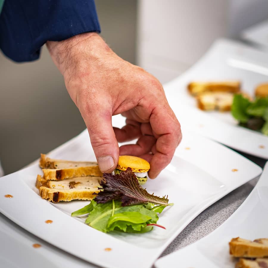 professionnel-montage-plat-traiteur-gourmand-assiette