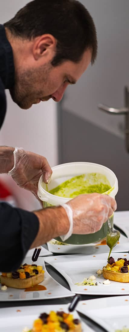 professionnel-montage-plat-traiteur-gourmand-dessert