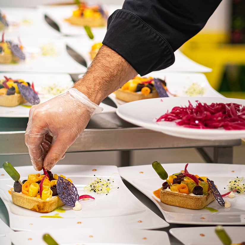 professionnel-montage-plat-traiteur-gourmand-plat